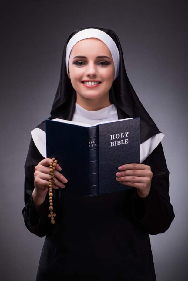 девушка в образе монахини с Библией 