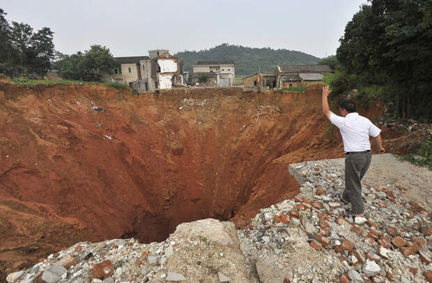 В провинция Хунань в 2010 году образовалась дыра - 150 метров в диаметре и 50 метров в глубину и уничтожила 20 домов. Ее появление осталось неразгаданным Фаты, дыры, земля, интересное, природа, провалы, страшно, удивительное
