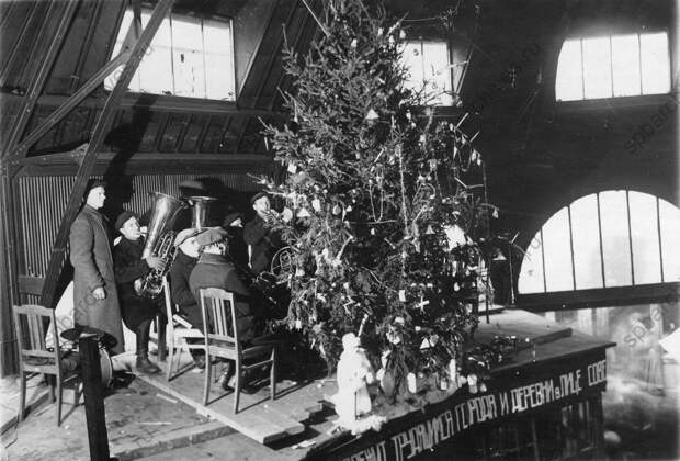 1936.Духовой оркестр у новогодней елки в помещении Кузнечного колхозного рынка 1936.Духовой оркестр у новогодней елки в помещении Кузнечного колхозного рынка