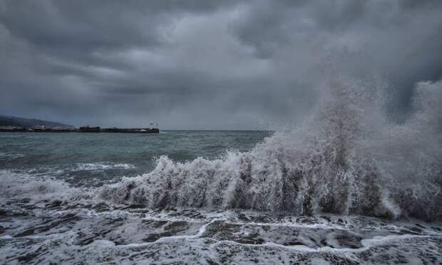 Ураган на смену «Люциферу»: в Керчи разгулялась стихия