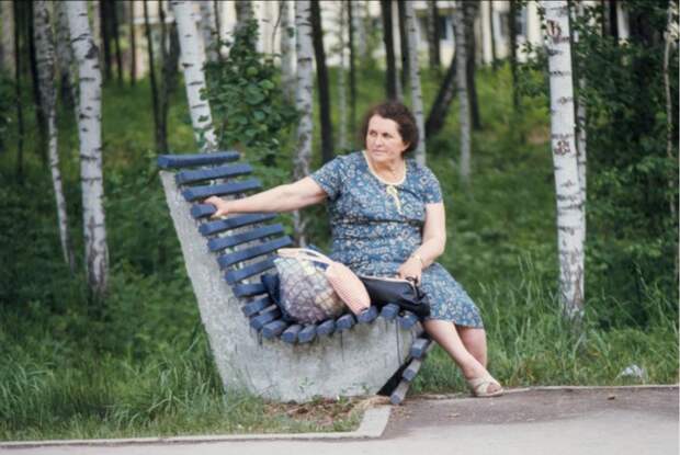 Пожилая женщина на скамейке