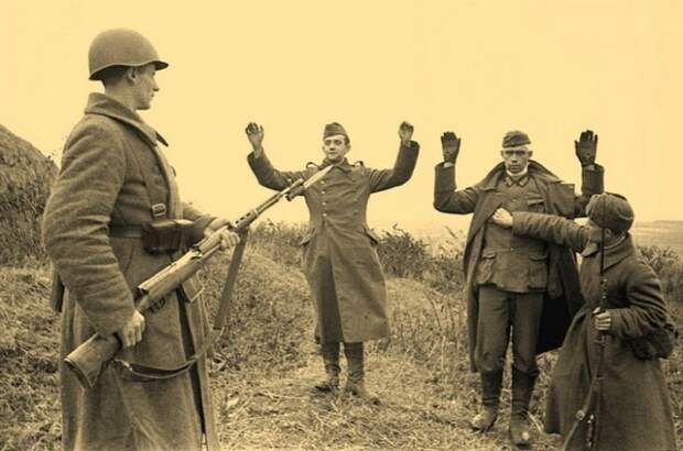 Красноармейцы берут в плен немецких солдат. 
