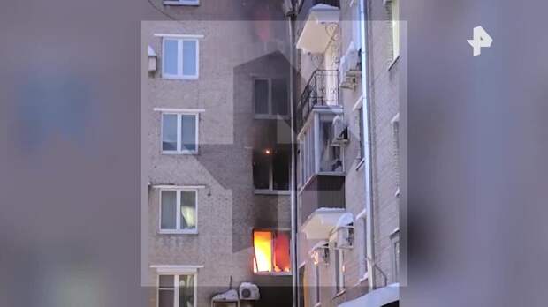 Подъезд жилого дома загорелся в центре Москвы
