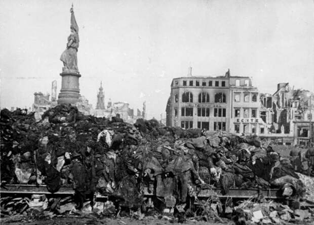 bundesarchiv_bild_183-08778-0001_dresden_tote_nach_bombenangriff