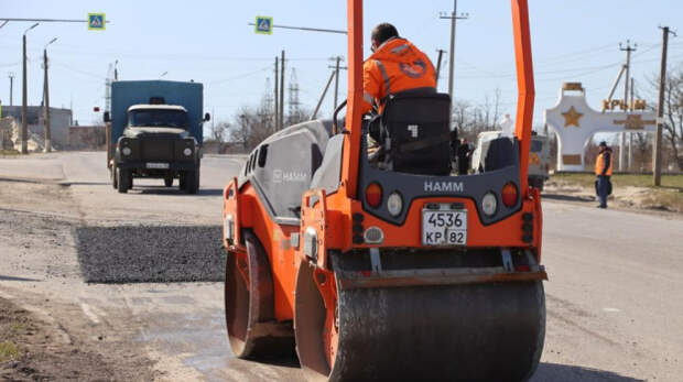 В Керчи проводят ямочный ремонт дорог