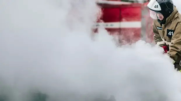 В Москве автомобиль Tesla загорелся в результате ДТП