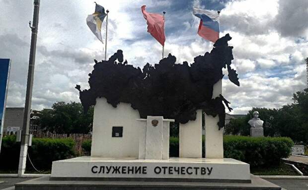Монумент «Служение Отечеству». За трибуной должен был стоять Путин