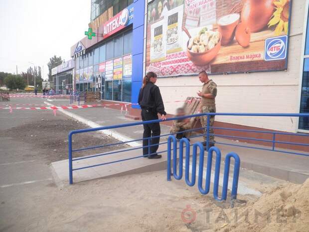 Пьяный военнослужащий в феалиях пекрыл вход в николаевский супермаркет (фотофакт)