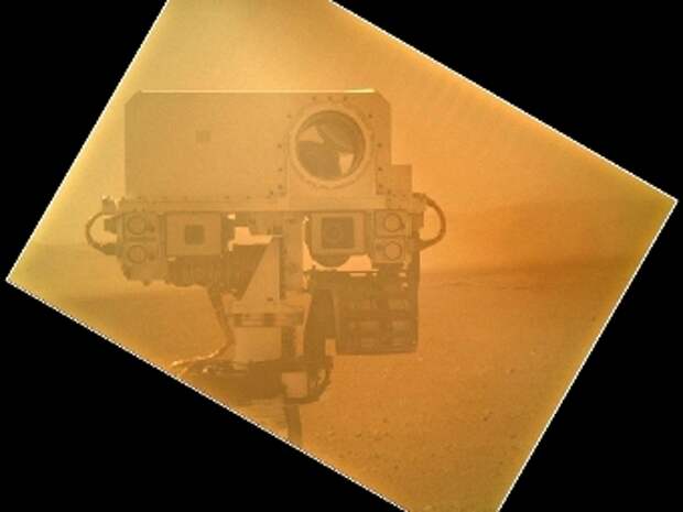 Мачта "Кьюриосити", снятая камерой MAHLI сквозь противопылевые фильтры. Изображение NASA.