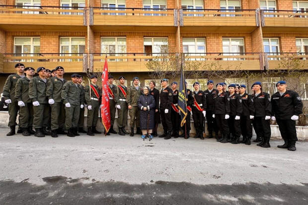 Тюменские юнармейцы присоединились к акции «Парад для ветерана»