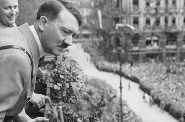 Адольф Гитлер на многотысячном митинге.