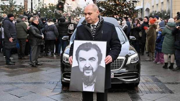 Ургант не смог сдержать слез на прощании с Золотовицким