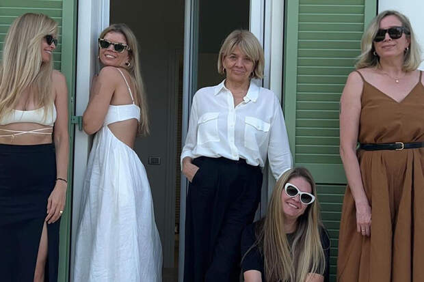 Певица Вера Брежнева опубликовала фото с тремя сестрами и матерью