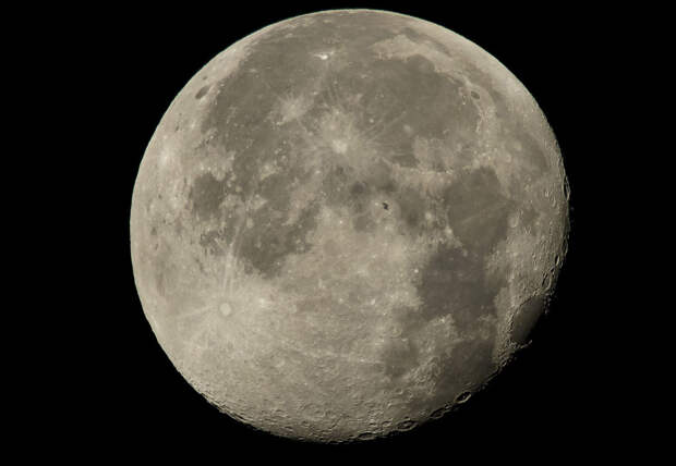 Еле видная МКС на фоне Луны