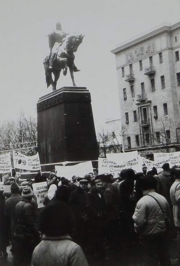 Протестная демонстрация, Москва, 1990-е. Фото: meshok.net