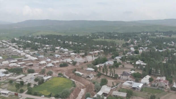 Ливни и сели затопили улицы кыргызского города Кызыл-Кия