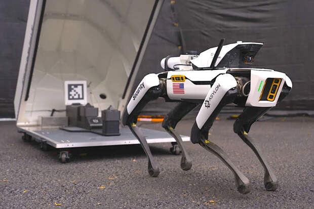 Electrek: робособака Boston Dynamics начала работать охранником