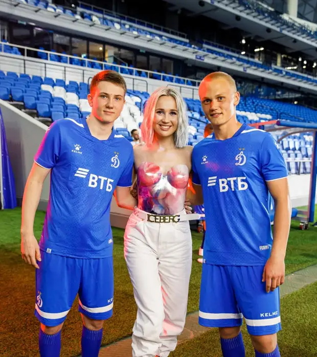 Клава Кока предстала в стильном образе