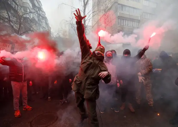 «В сторону неонацизма»: зачем на Украине предложили вернуть звания героев Бандере и Шухевичу