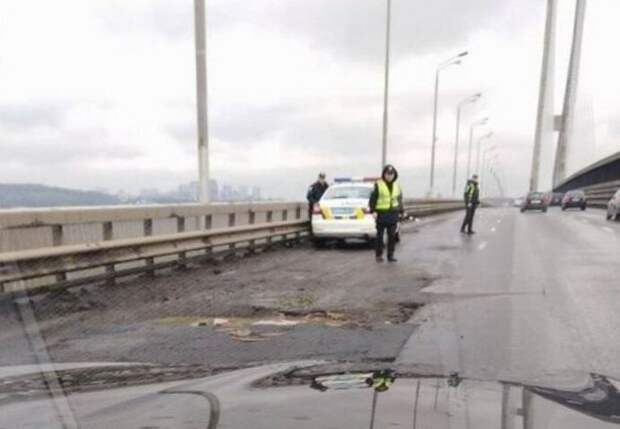 Сотрудник ДПС “тормозит” на мосту: юристы советуют соблюдать 3 правила