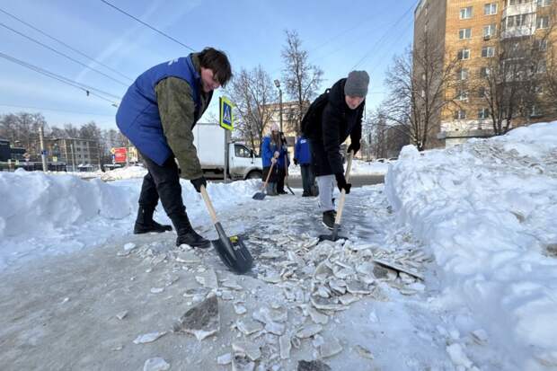 В Смоленске на улице Рыленкова единороссы убрали снег