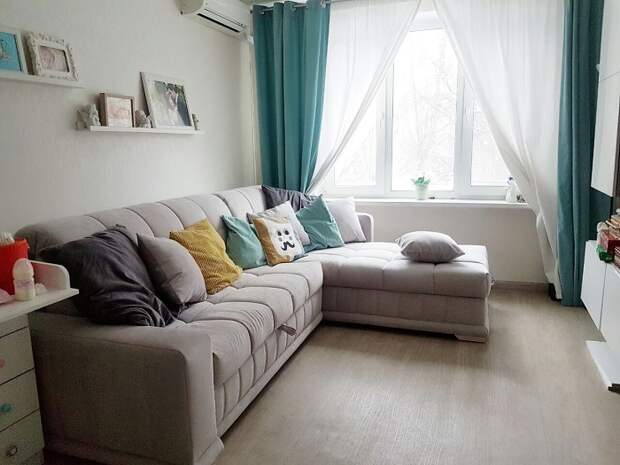 Подушки не дают комфортно разместится на диване. / Фото: comfortoria.ru