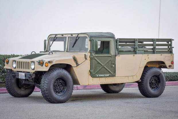 Бывший военный пикап Humvee, предназначенный для использования на дорогах, выставили на продажу
