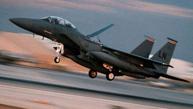 Накал нарастает: США перебрасывают истребители и авианосец к границам Ирана