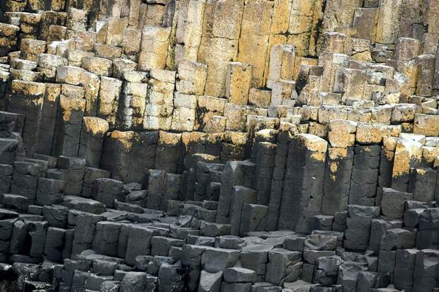 Изобржение взято с сайта: https://cdn.pixabay.com/photo/2019/08/27/10/14/giants-causeway-4433865_1280.jpg