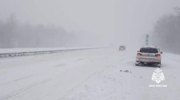 Татарстанда коткаручылар М7 трассасында машиналары ватылып калган гаиләгә ярдәм иткән