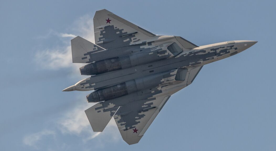 Отношение в экспертной среде к Су-57 резко изменилось. Ещё три года назад его насмешливо называли "худшим из стелсов". Теперь всё больше говорят, как о крайне опасной боевой единице. Фото Ростех.