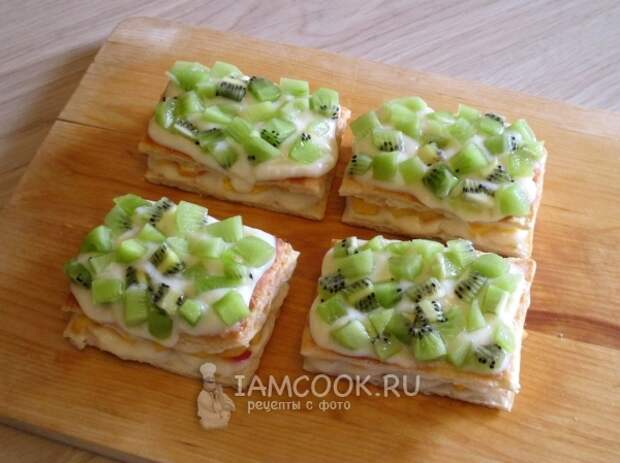 Сверху положить тесто, крем и киви