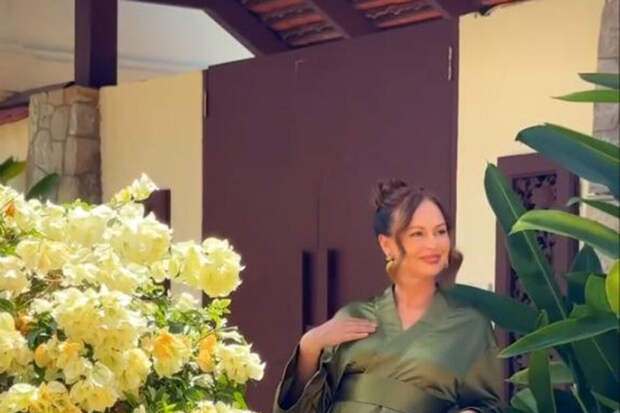 Актриса Ирина Безрукова показала фигуру в мини-платье