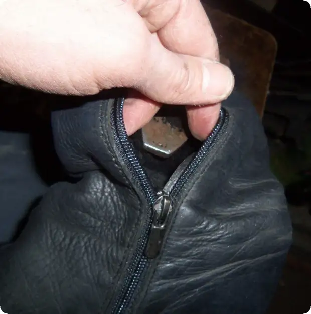 Чиним молнию на куртке трубочкой