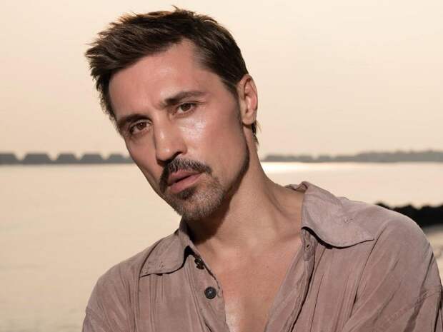 Билан показал идеальный пресс и поделился секретам своей молодости