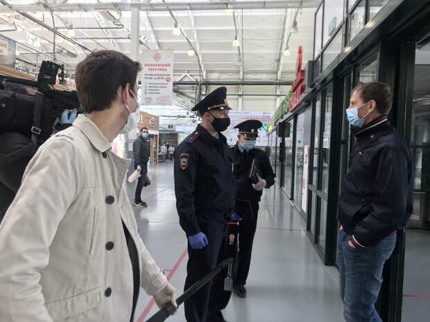 Рейд сотрудников полиции в торговом центре района Северный/пресс-служба УВД по СВАО