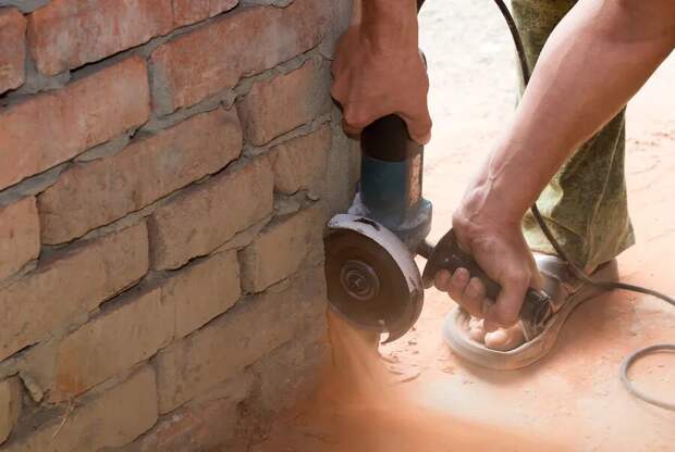 Чтобы проложить с нуля или поменять электропроводку, придется штрабить стены. Важно знать строительные требования, особенности инструментов и материала стен, чтобы сделать это правильно и безопасно.-10