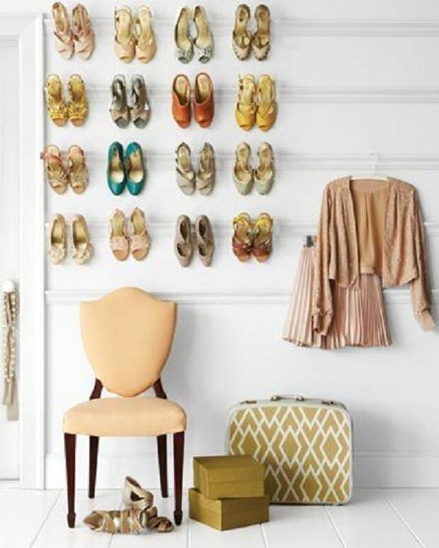 Хороший способ экономии пространства - размещение обуви на стенах, то что может понравится.