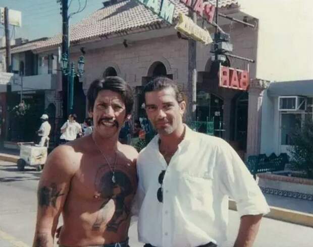 Дэнни Трехо и Антонио Бандерас на съемках фильма "Отчаянный", 1994 год. голливуд, за кадром, кино, фото