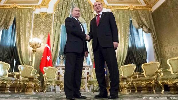 Путин и Эрдоган в роскошном зале с золотыми креслами Путин и Эрдоган в роскошном зале с золотыми креслами