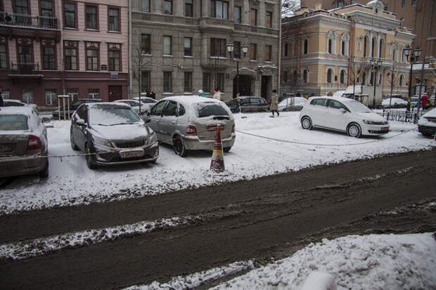 Огороженная незаконная парковка на аллее напротив консульства ФРГ. Снег не убирается и не вывозится. Согласно СНиПу парковка (автостоянка) на таком расстоянии от жилых зданий недопустима. 