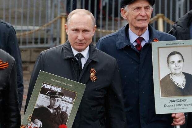 В этом году президент вновь шел по Красной площади рядом с Василием Лановым, который не только сыграл культовую роль в фильме "Офицеры", но и сам пережил войну
