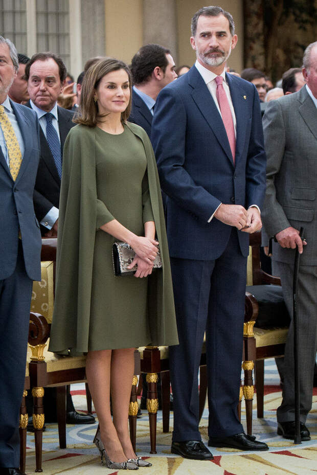 Королева Испании в платье-кейпе. /Фото: pictures.stylebistro.com