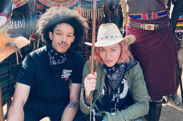 Мадонна с бойфрендом Ахламаликом Уильямсом и младшими детьми путешествует по Африке