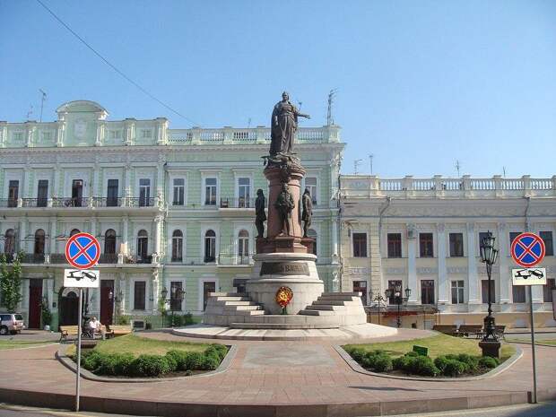 Таким величественным был памятник Екатерине II в Одессе
