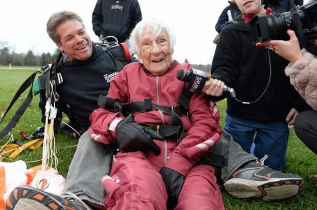 Бабушка отметила столетний юбилей прыжком с парашютом люди, события, экстрим