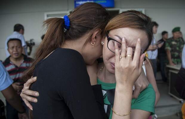 Операция по поиску пропавшего самолета AirAsia возобновлена