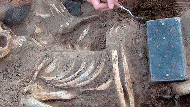 Археолог раскрыла подробности обнаружения загадочного «смартфона» в тувинской гробнице