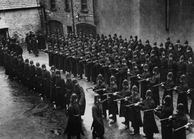 Члены Королевской ирландской службы констеблей перед выборами в Дерри-сити. Ирландия, 1 февраля 1913 года военное, жандармы, исторические фото, милиция, полиция, факты
