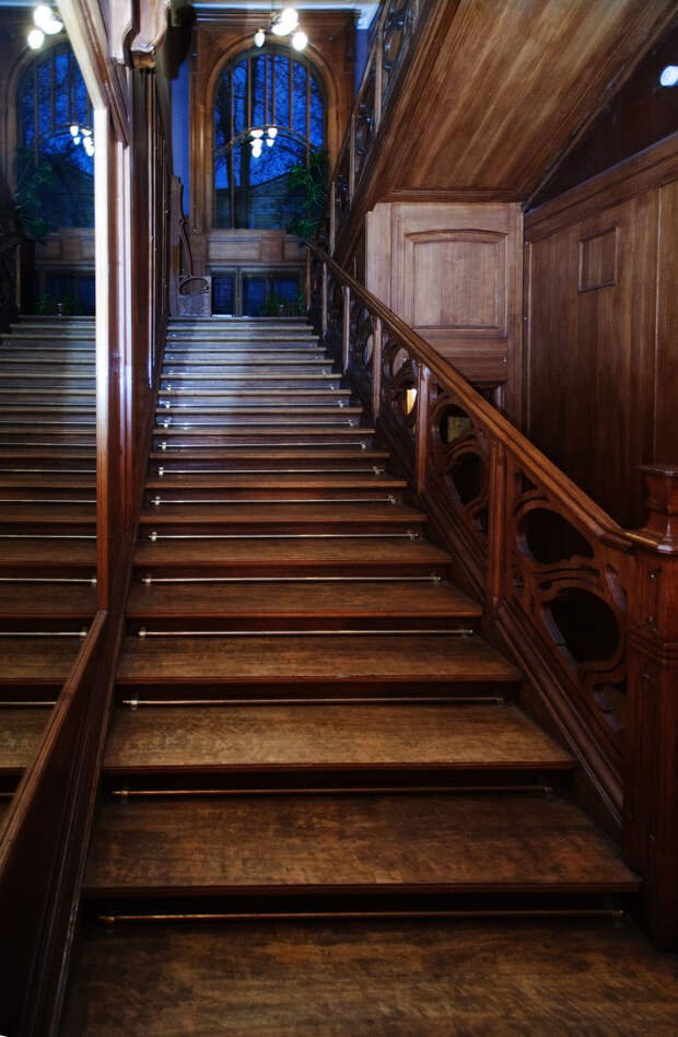 Сама лестница - здесь видно мастерство Кекушева. Фото Ю.Звездкин